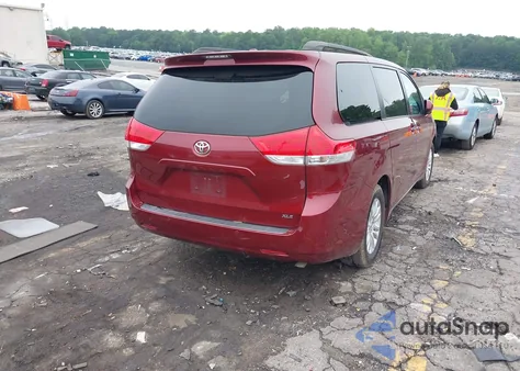 2011 Toyota Sienna Xle V6 z USA, uszkodzony, nr VIN 5TDYK3DC1BS007266